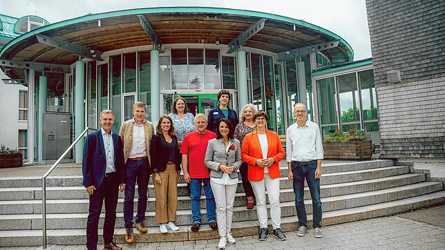 Die SPD-Bundestagsabgeordnete Rita Schwarzelühr-Sutter (Sechste von links) hat die Parteivorsitzende Saskia Esken (Zweite von rechts) ...