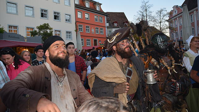 Gute Stimmung: Gewandete und Besucher tanzen zur mittelalterlichen Musik.