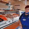 Manuela Teyke vom Fischhandel Geiger ist jeden Mittwoch mit einem reichhaltigen Fischangebot auf dem Tiengener Wochenmarkt.
