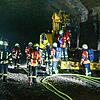 Im tiefschwarzen Tunnel haben sich Hornberger und Triberger Feuerwehrleute an die Einsatzstelle im Tunnel vorgearbeitet und bekämpfen ...