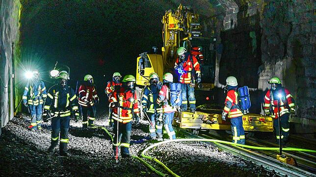 Im tiefschwarzen Tunnel haben sich Hornberger und Triberger Feuerwehrleute an die Einsatzstelle im Tunnel vorgearbeitet und bekämpfen ...