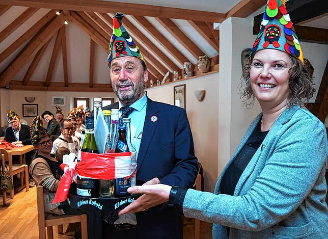 Dietmar Bitzenhofer wird von Birgit Beck zum Ehrennarrenrat ernannt.