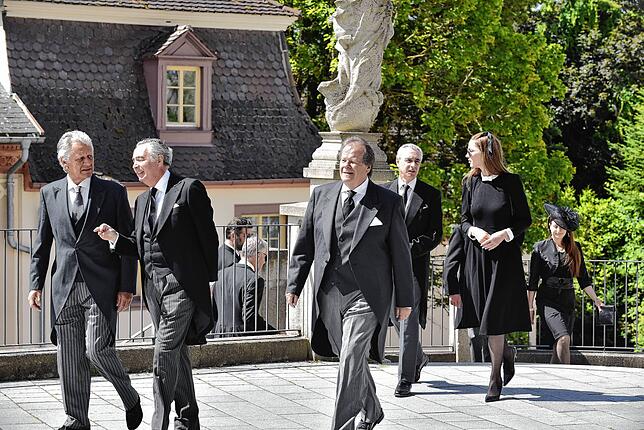 Bild 15: Abschied von Heinrich Fürst zu Fürstenberg: Besucher auf dem Weg in die Donaueschinger Stadtkirche