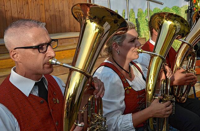 Bild 19: Beim Bermatinger Weinfest wird auch am Samstag gefeiert! Wir haben die besten Bilder – Teil 1