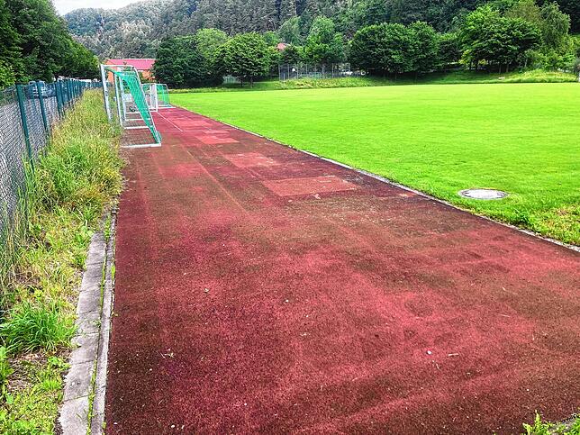 Der Zustand des Sportplatzes am Rande des Gewerbegebietes von Sipplingen, den die Grundschule als Ausweichstandort nutzen soll, ist in ...