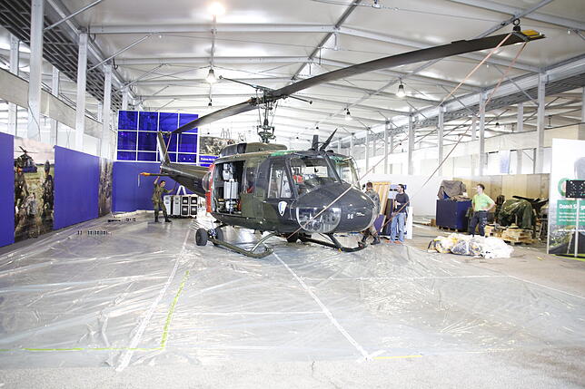 Et voilà: Der Hubschrauber steht an seinem Platz in der Halle.