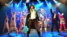 Szenenbild aus dem neuen Musical &bdquo;Tommy Tailors Traumfabrik&ldquo;.