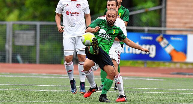 Siegtreffer: Gianluca Esposito – hier im Spiel beim FC Schönau – erzielte kurz vor der Pause den 2:1-Siegtreffer für den SV ...