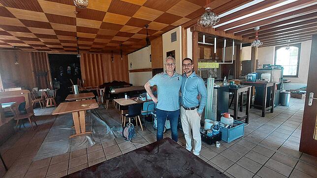Ismail Arslan (links) und Nick Ciftci im Inneren der Linde – bald schon möchten sie hier Gäste ihres neuen Irish Pubs begrüßen.