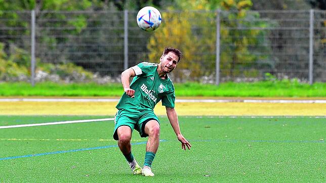 Der passt: Robin Bächle – hier ein Archivbild – erzielte beim 4:0 des SV Waldhaus gegen den SV Jestetten das wichtige zweite Tore für ...