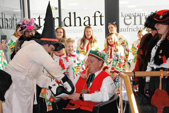 Bild 4: Närrisches Treiben beim Schließen von Rathaus und Banken