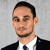 Philipp Hilsenbek, Geschäftsbereichsleiter Standortpolitik bei der Industrie- und Handelskammer (IHK) Schwarzwald-Baar-Heuberg, begrüßt ...