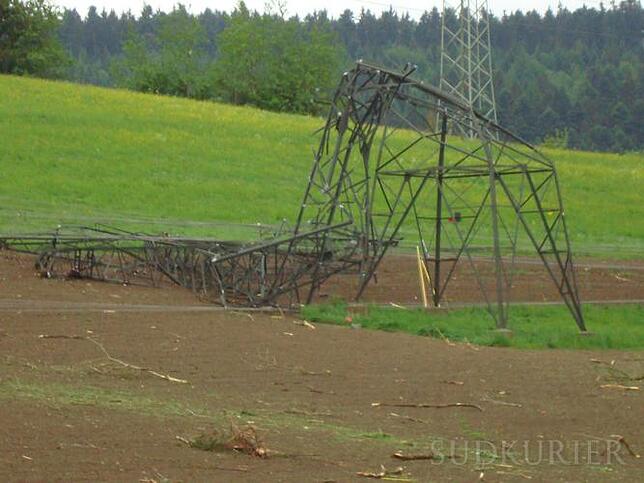 Buchstäblich umgeknickt hat der Tornado diesen Masten einer Starkstromleitung.