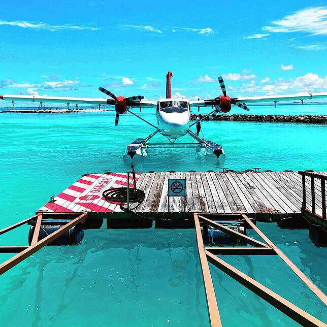 Viele Gäste werden per Wasserflugzeug zum Resort gebracht. Das kann aber nur starten und landen, wenn es noch hell ist.