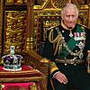 Charles sitzt im Mai 2022 neben der Krone der Königin während der Eröffnung des Parlaments in Westminster. Nach dem Tod seiner Mutter ...