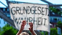 Mit Plakaten, die sich offenbar gegen die Corona-Beschränkungen richteten,  war eine kleinere Personengruppe auf der B&nbsp;317 bei ...