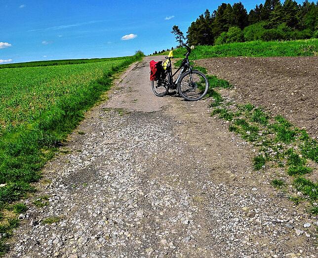 Es ist ein offizieller Radweg, macht aber keine Freude zum Fahren.