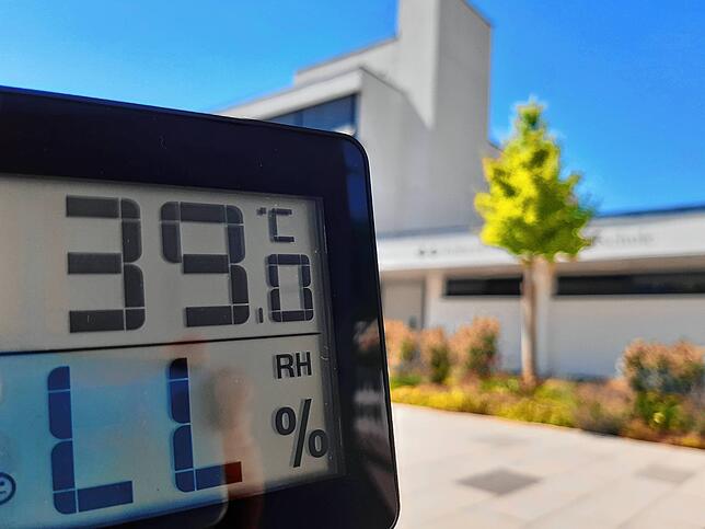 Das Thermometer zeigt am Dienstag, 19. Juli, vor der Robert-Schuman-Realschule in Waldshut knapp 40 Grad an.