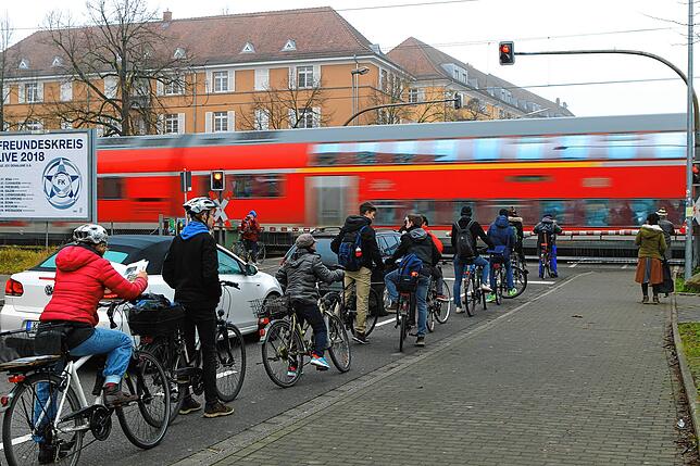 (Archivbild) Autos neben Radfahrern am Bahnübergang Petershauser Straße in Richtung Zähringerplatz? Dieses Bild soll es bald nicht mehr ...