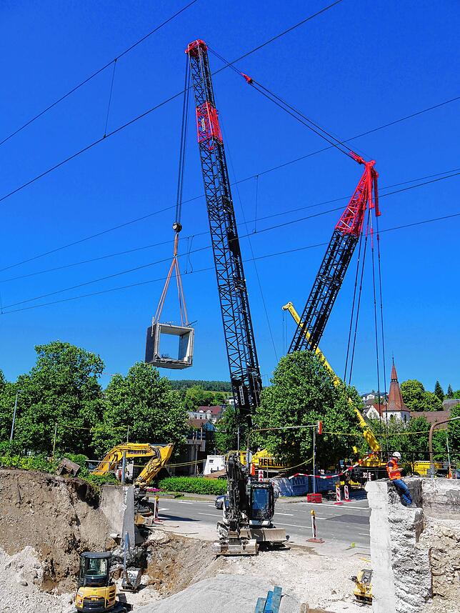 Eine Eisenbahnbrücke ist in Engen ausgetauscht worden. Die Teile schwebten an einem Spezialkran für große Lasten ein.