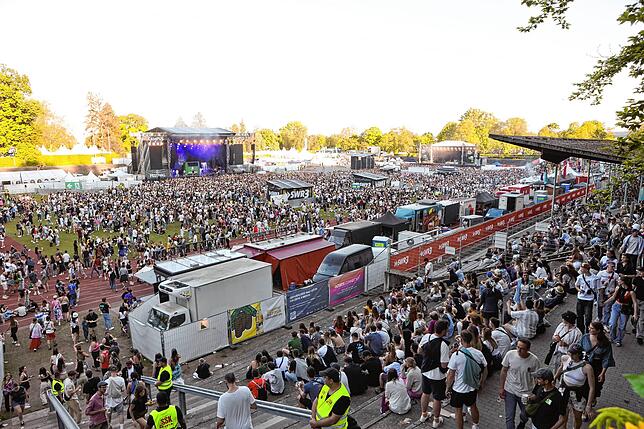 Bild 23: Im Stadion wird am zweiten Tag des Campus-Festivals nochmals aufgedreht