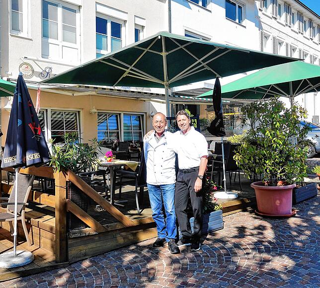 Sie waren viele Jahre lang ein eingespieltes Vater-Sohn-Team: Rudi und Richard Öxle vor der gemütlichen Terrasse ihres „Schwanenstüble“. ...