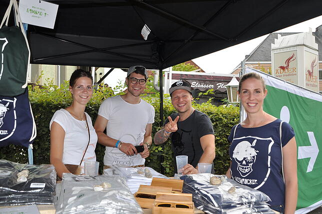 Es kann auch unangenehmere Arbeitsorte geben. Das "Wiesenrocker"-Team (von links) Ramona Wieser, Benedict Erdl, Chris und Corinna Rid, ...