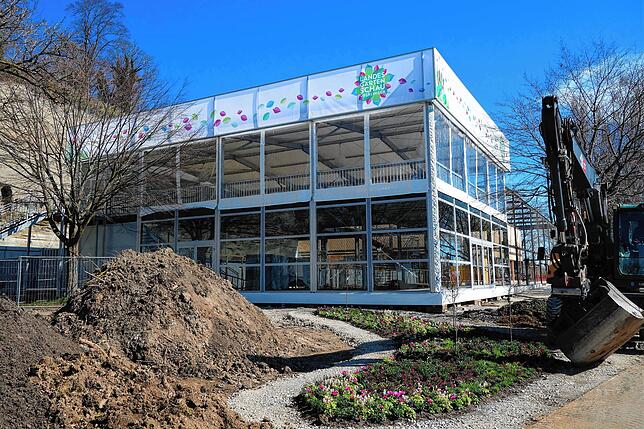 Der Gastro-Pavillon wurde in wenigen Tagen errichtet und wird nach Ende der Schau genauso schnell wieder verschwinden. Für das leibliche ...