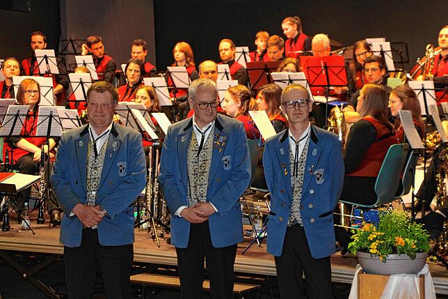 Stolze 40 Jahre sind Matthias Buhl, Gerhard Braun und Andreas Schneider (von links) schon im Musikverein Herdwangen aktiv.