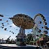 Kettenkarussell und Riesenrad – zwei Klassiker auf dem Seehasenfest in Friedrichshafen. Das Foto entstand im Sommer 2023.