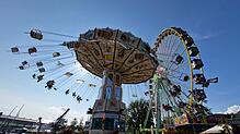 Kettenkarussell und Riesenrad – zwei Klassiker auf dem Seehasenfest in Friedrichshafen. Das Foto entstand im Sommer 2023.