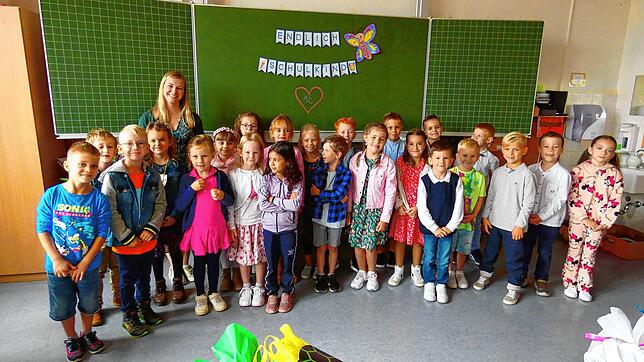 Conradin-Kreutzer-Schule, Meßkirch; 1c: Zusammen mit Klassenlehrerin Charlotte Notheis freuen sich 23 Kinder auf das erste Schuljahr.