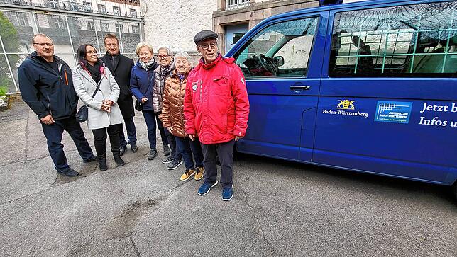 Gruppenbild mit Knast-Ambiente. Im Innenhof des Villinger Gefängnisses stellen sich Andreas Ambrosius (SÜDKURIER-Chefredaktion), Karin ...