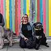 Julia Bierbach (links), Vorsitzende des Tierschutzvereins Radolfzell, und Julia Schuhwerk, Tierheim-Leiterin mit den Hunden Benny ...