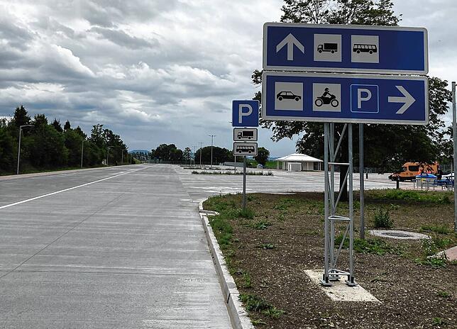 Der neugestaltete Parkplatz bietet mehr Platz für Fahrzeuge.
