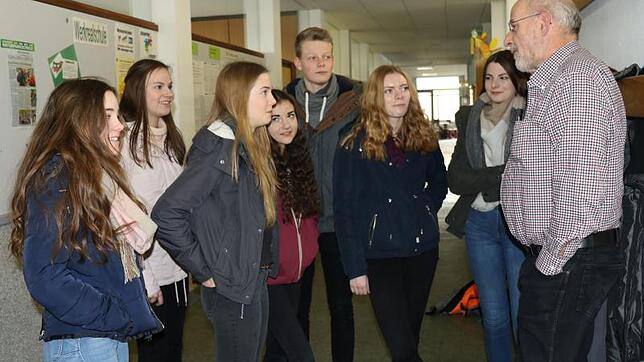 Tilman Frank, von den Schülern längst als die Autorität der Realschule anerkannt, ist nun offiziell Konrektor und führt weiterhin mit ...