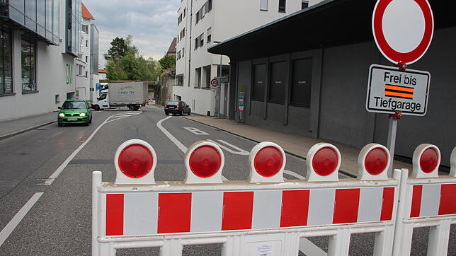 In die Tiefgarage am Metzquartier wollte keines dieser drei Autos, die selbst das letzte Verbotsschild samt Barke ignorierten. Ihnen ...