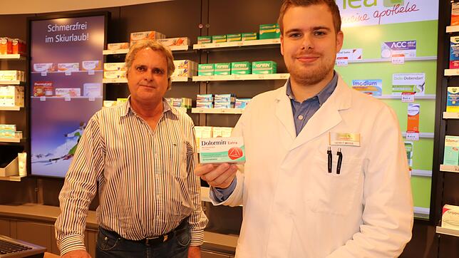 Für das Schmerzmittel Dolormin Extra gab es seit Mitte des Jahres Engpässe in den Apotheken. Die Apotheker Florian (rechts) und Peter ...