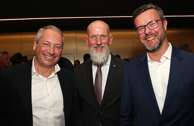 Peter Kolb, Chef des Konstanzer Fachgeschäfts Sport Gruner (links), Norbert Reuter, Geschäftsführer der Stadtwerke Konstanz (Mitte) und ...