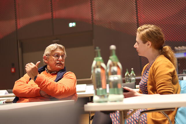 CDU-Gemeinderat Marcus Nabholz spricht am Abend der OB-Wahl im Bodenseeforum mit SÜDKURIER-Redakteurin Eva Marie Stegmann.
