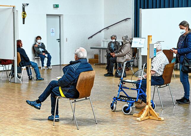 Zwischen den einzelnen Stationen und im Anschluss müssen die Impfwiligen kurz warten. Insgesamt benötigte man für den kompletten ...