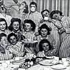 Das Bild einer Geburtstagsfeier &ndash; Pyjamaparty &ndash; im 7er-Schlafsaal im Reichsarbeitsdienstlager Schloss Krauchenwies 1941 mit ...