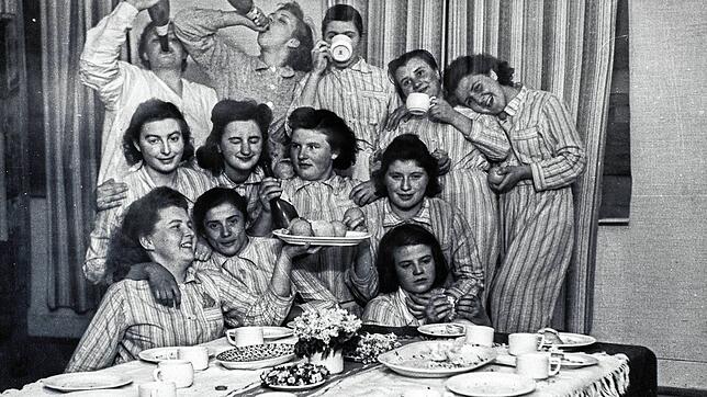 Das Bild einer Geburtstagsfeier &ndash; Pyjamaparty &ndash; im 7er-Schlafsaal im Reichsarbeitsdienstlager Schloss Krauchenwies 1941 mit ...