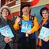 Die Autoren Helga (links) und Mirjam Boonekamp (rechts) und Ideengeber Holger Kleinstück, Chronist der Narrengesellschaft Oberuhldingen, ...