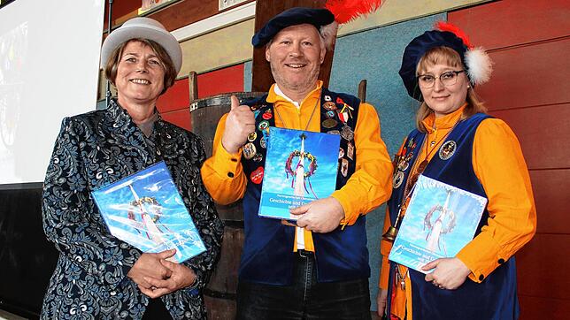 Die Autoren Helga (links) und Mirjam Boonekamp (rechts) und Ideengeber Holger Kleinstück, Chronist der Narrengesellschaft Oberuhldingen, ...