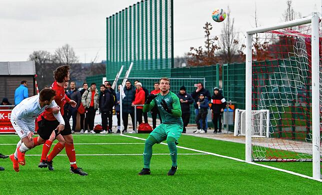 Brandgefährlich: 13 Punkte holten Nils Mayer (links, gegen Simon Lauber und Torwart Simon Krause vom FC Hochrhein) aus den letzten fünf ...