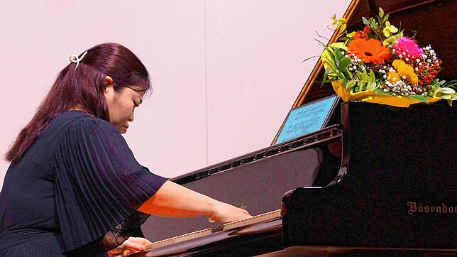 Yuna Nakagawa zieht die Zuhörer mit feinfühlig intonierten Werken von Mozart, Chopin, Liszt und einer Zugabe von Schumann in ihren Bann. ...
