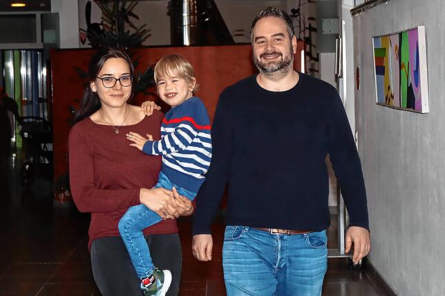 Wohin die Zukunft Familie Sahlmann führen wird, kann heute keiner sagen. Maximilians schwerer Herzfehlen wird Jennifer und Johannes ...