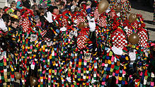 Die farbenprächtigen Hänsele beim Rosenmontagsumzug in Pfullendorf. Die Gruppe um Till Bauer feiert in diesem Jahr ihr 90-jähriges ...