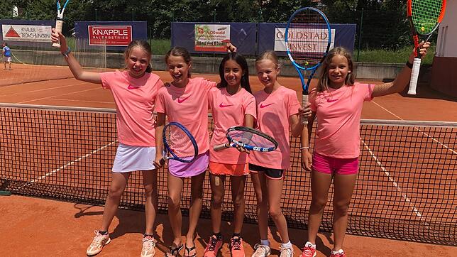 Die Mädchen-Mannschaft des Tennisclubs TC Überlingen, bestehend aus Johanna Kriebler, Lucie Fantino, Zoe Stehle, Emilie Fräntzki und ...